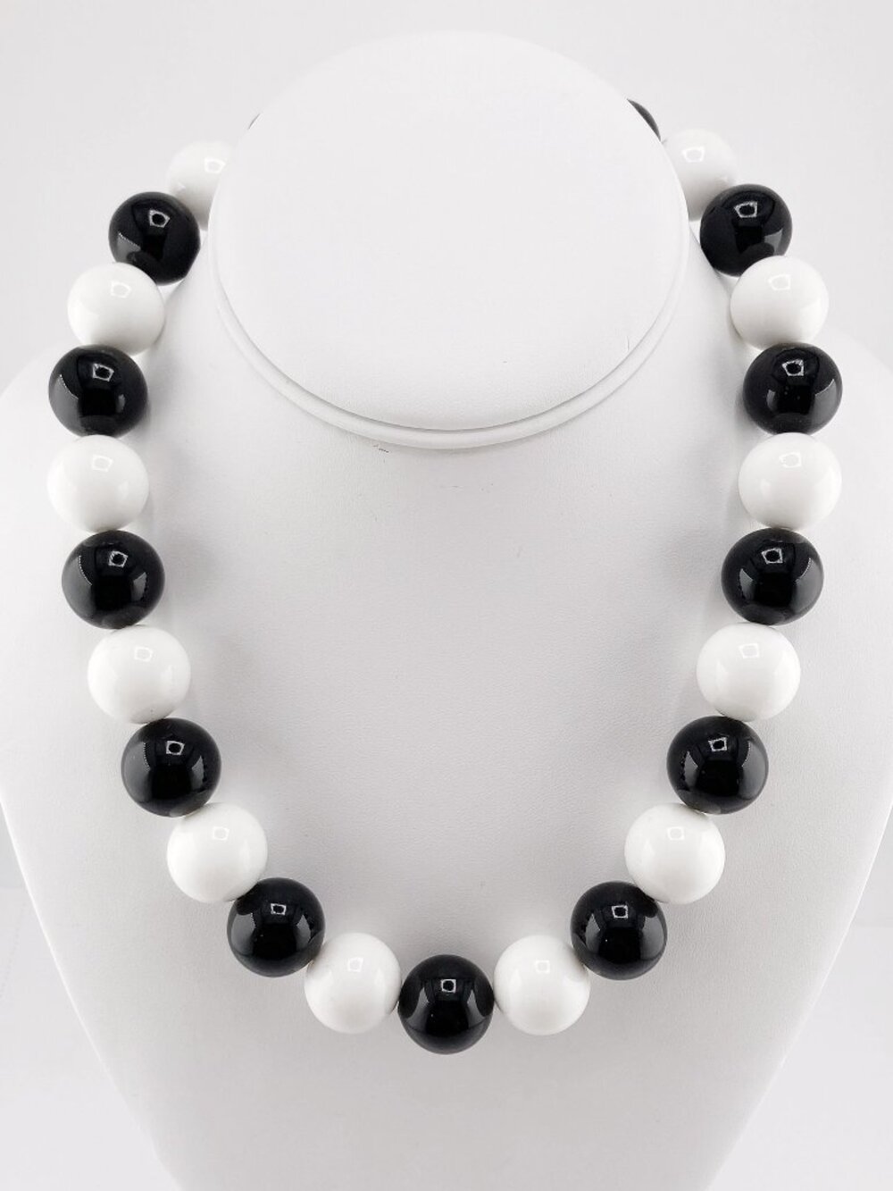 VINTAGE Chunky black and white plastic gumball bead necklace Halloween jewelry